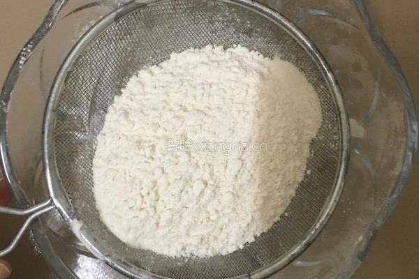 广式莲蓉蛋黄月饼的做法图解3