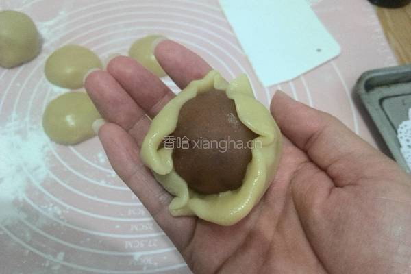 蛋黄广式月饼的做法图解9