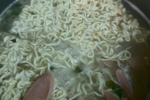 美味的火腿泡面的做法图解4