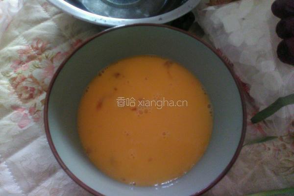 四叶草蒸蛋的做法图解2