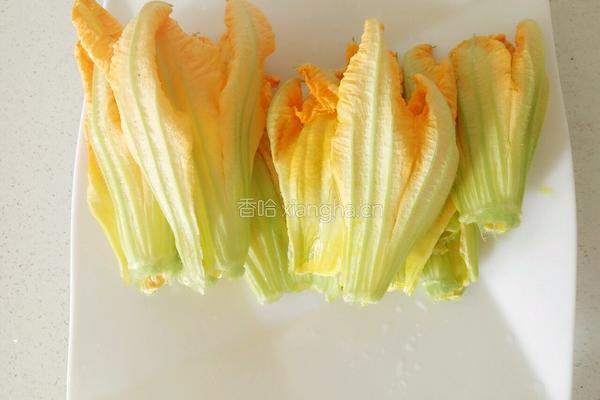 酥炸南瓜花的做法图解1