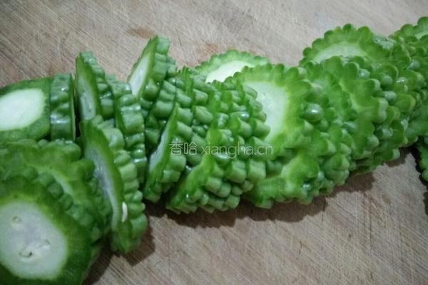 苦瓜汁的做法图解2