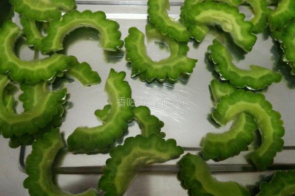 苦瓜汁的做法图解3