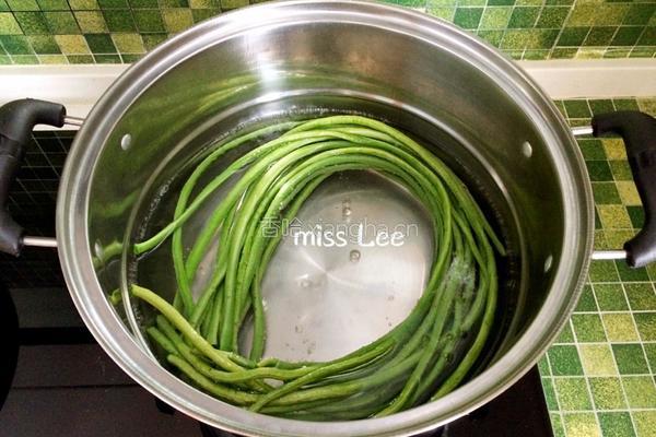 蒜蓉麻汁豇豆的做法图解2