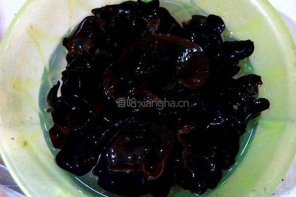 木耳炒鸡肉的做法图解2