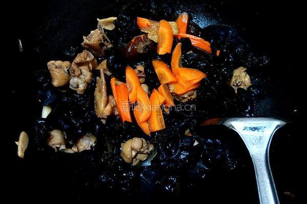 木耳炒鸡肉的做法图解5