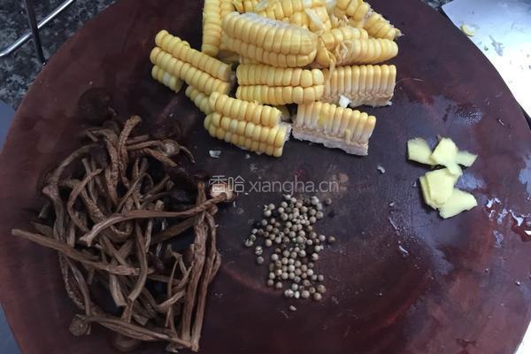 猪肚玉米茶树菇汤的做法图解2