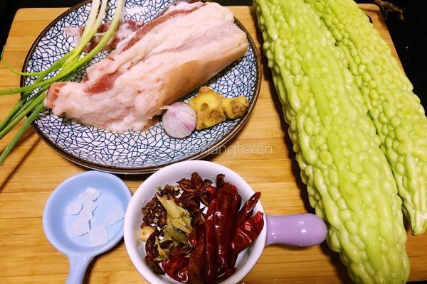 苦瓜烧肉的做法图解1
