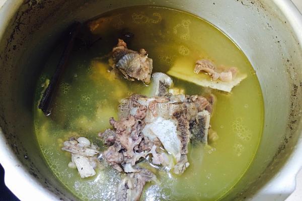 焖牛腩（豆芽百叶版）的做法图解1