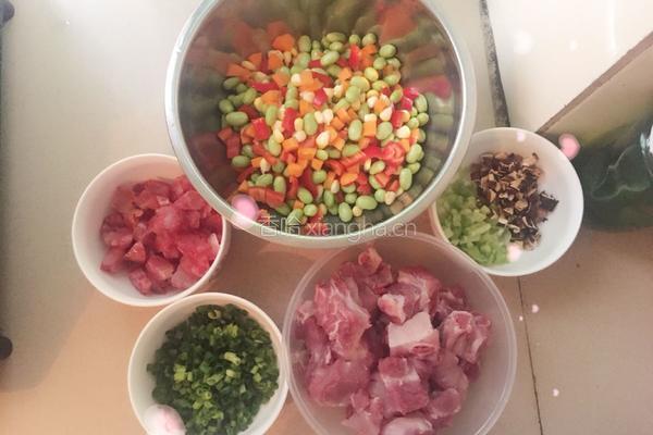 腊肠排骨电饭煲焖饭的做法图解1