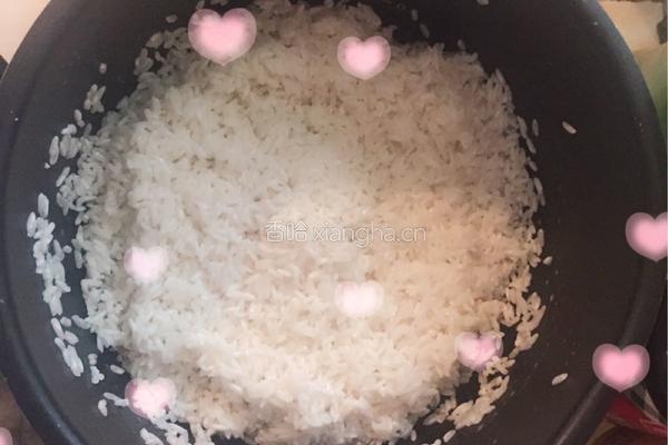 腊肠排骨电饭煲焖饭的做法图解2