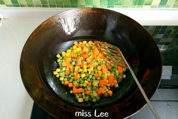 杂蔬肉丁酱油炒饭的做法图解3