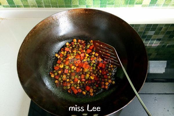 杂蔬肉丁酱油炒饭的做法图解4