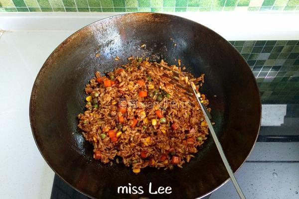 杂蔬肉丁酱油炒饭的做法图解6
