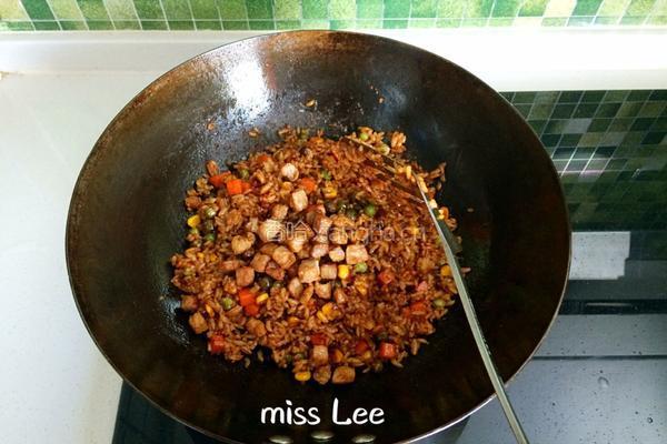杂蔬肉丁酱油炒饭的做法图解7