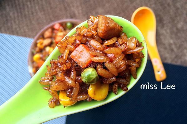 杂蔬肉丁酱油炒饭的做法图解9