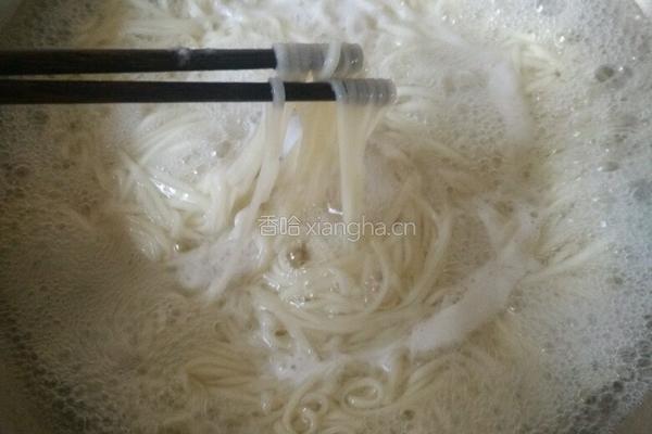 酸辣面条的做法图解2