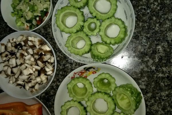 苦瓜鸡蛋香菇卷的做法图解1