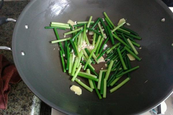 蒜芯炒腊肉的做法图解6
