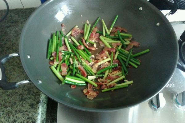蒜芯炒腊肉的做法图解7