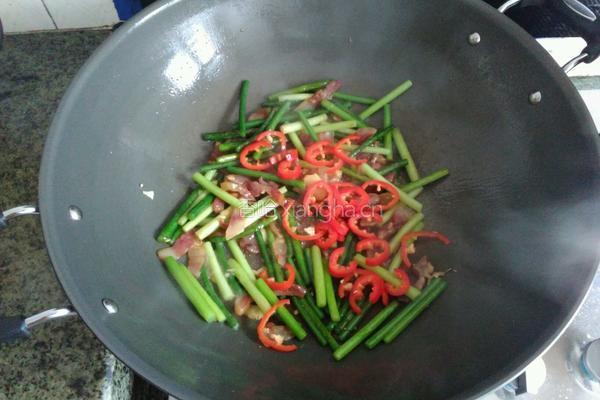 蒜芯炒腊肉的做法图解8
