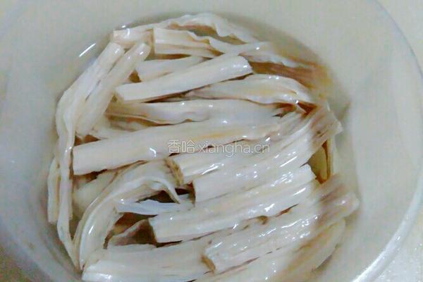 腐竹鲫鱼汤的做法图解2