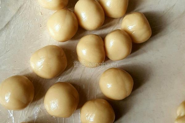 莲蓉蔓越莓月饼的做法图解4