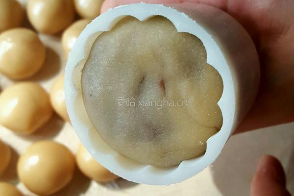 莲蓉蔓越莓月饼的做法图解6
