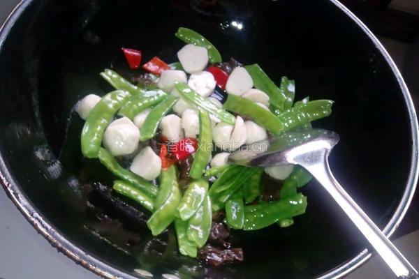 荷兰豆炒鱼丸的做法图解5