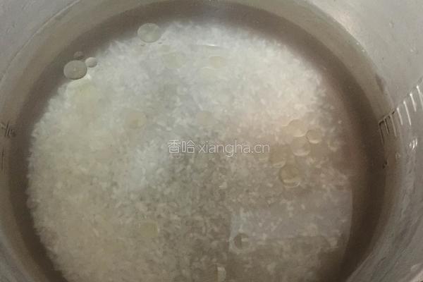 香菇玉米咸蛋粥的做法图解1