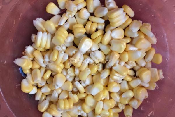香菇玉米咸蛋粥的做法图解2