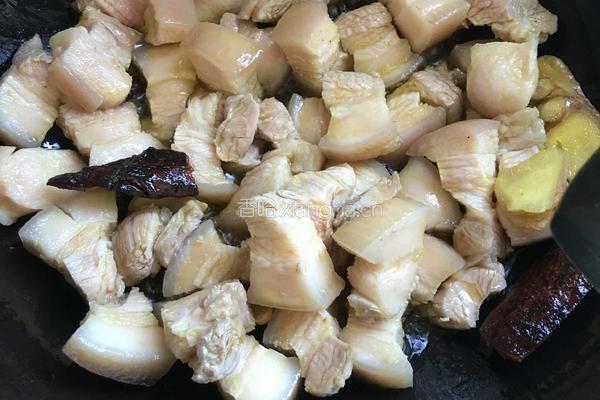 红烧肉炖干蘑菇的做法图解2