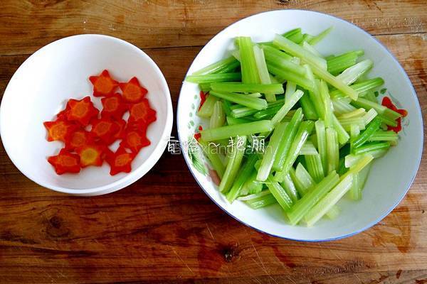 红萝卜芹菜拼盘的做法图解4