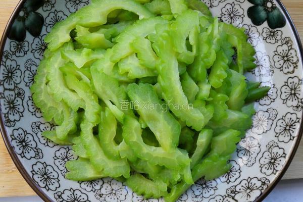 苦瓜炒木耳的做法图解3