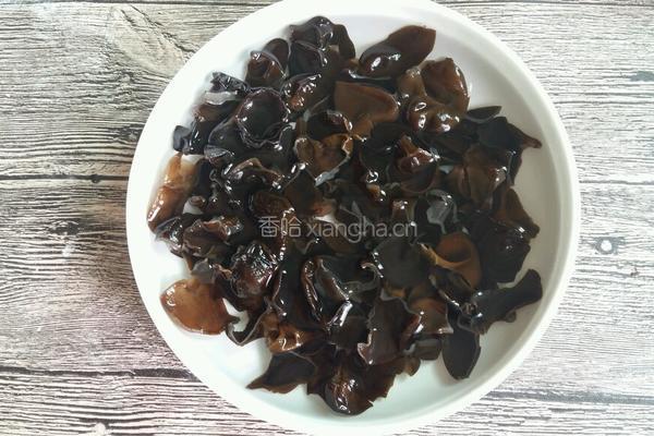 青瓜拌木耳的做法图解1