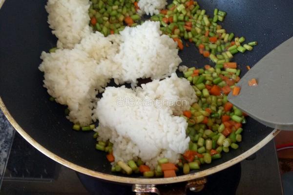 蒜台炒米饭的做法图解3