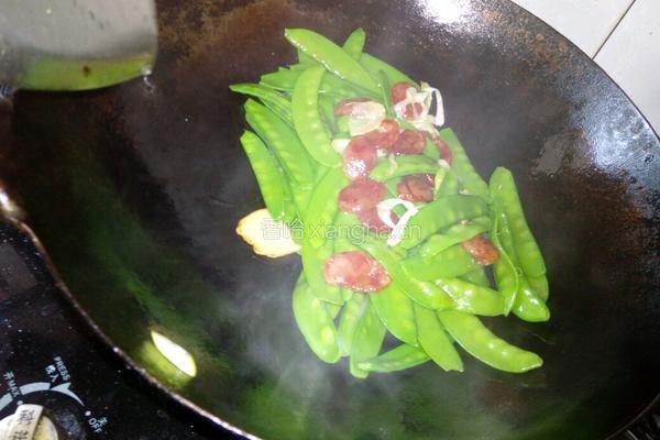 腊肠炒荷兰豆的做法图解3