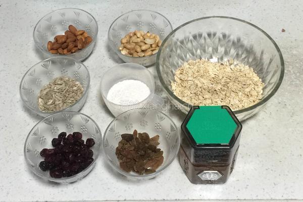 麦片果仁饼干的做法图解1