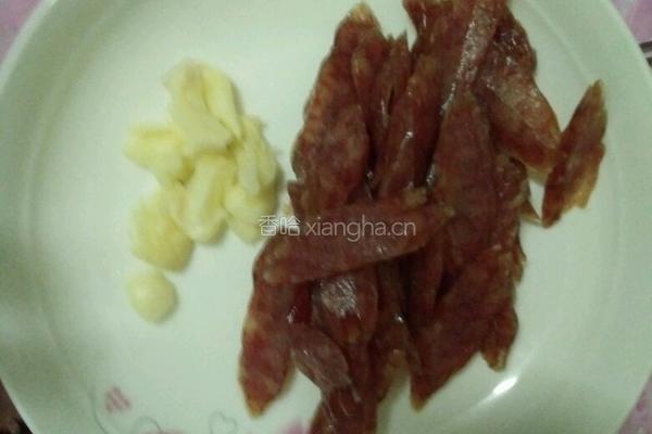 荷兰豆炒腊肠的做法图解1