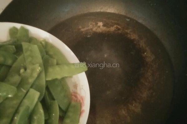 荷兰豆炒腊肠的做法图解3
