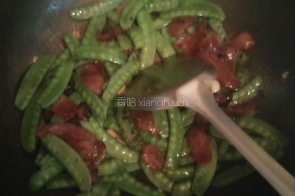 荷兰豆炒腊肠的做法图解7