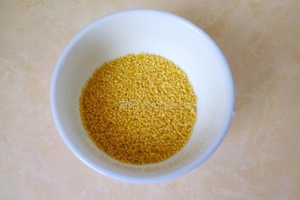 莲子小米粥的做法图解2