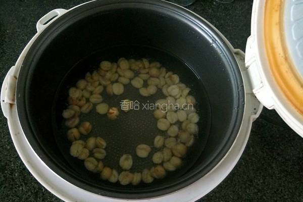 莲子小米粥的做法图解3