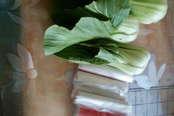 蟹棒断小油菜的做法图解1
