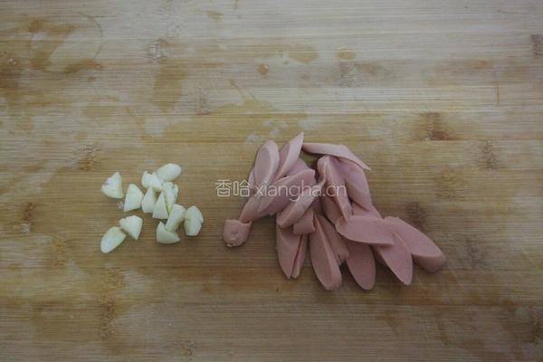 香肠炒青菜的做法图解2