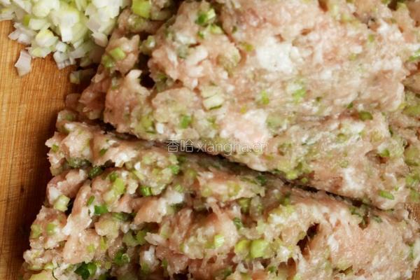 猪肉芹菜馅饺子的做法图解4
