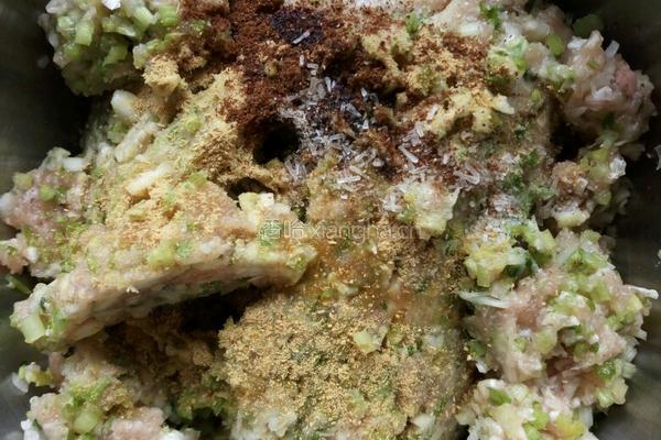 猪肉芹菜馅饺子的做法图解5
