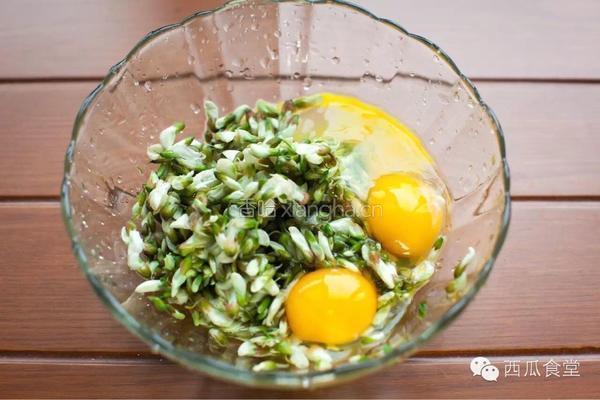 槐花蛋饼的做法图解2