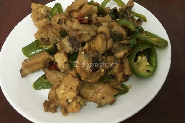青椒炒鸡肉的做法图解1