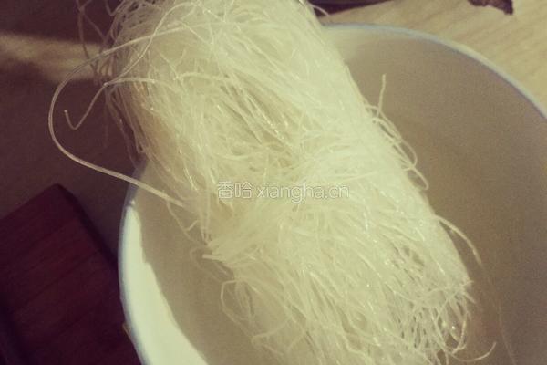 凉拌豆芽粉丝的做法图解2